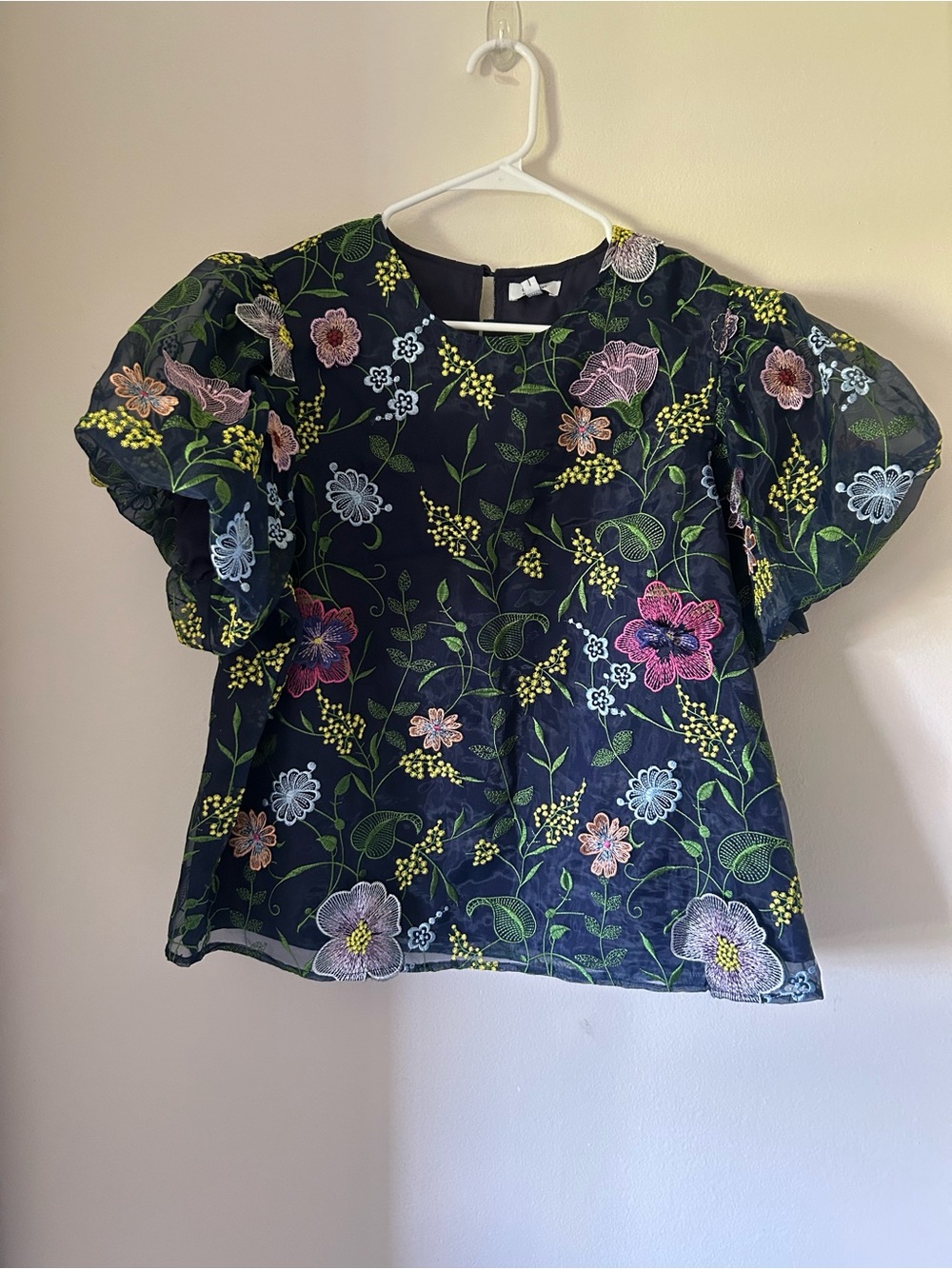 NWT Floral Embroidered Puff Sleeve Top